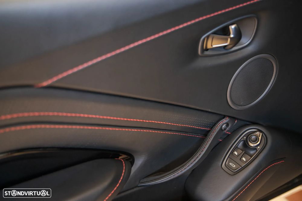 Aston Martin Vantage Coupe V8 - 35