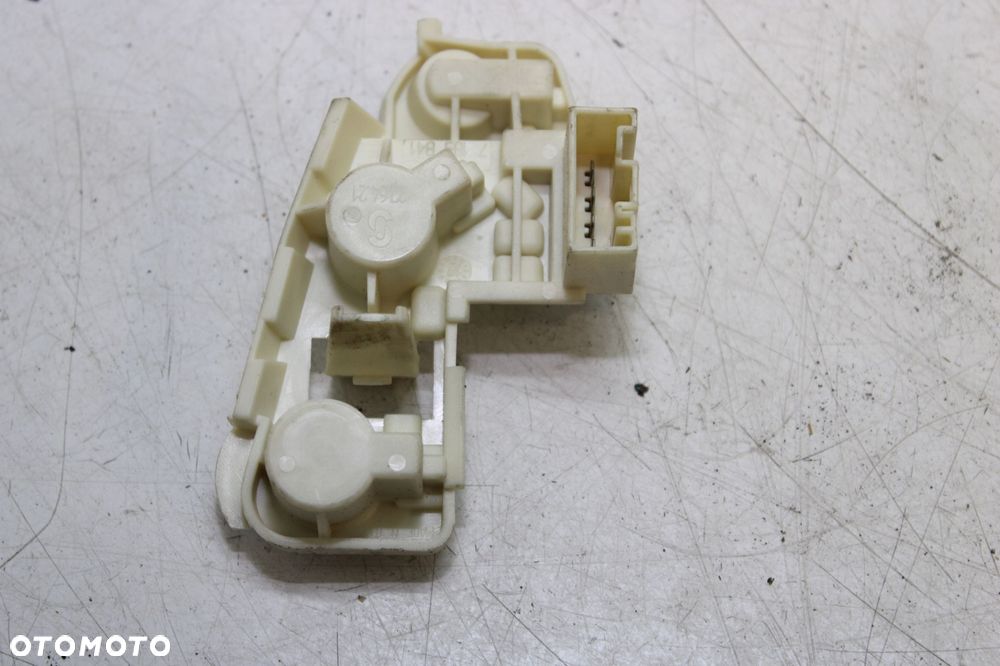 BMW E90 GNIAZDO ŻARÓWKI LAMPY TYLNEJ W KLAPIE LEWE 7183841 - 1