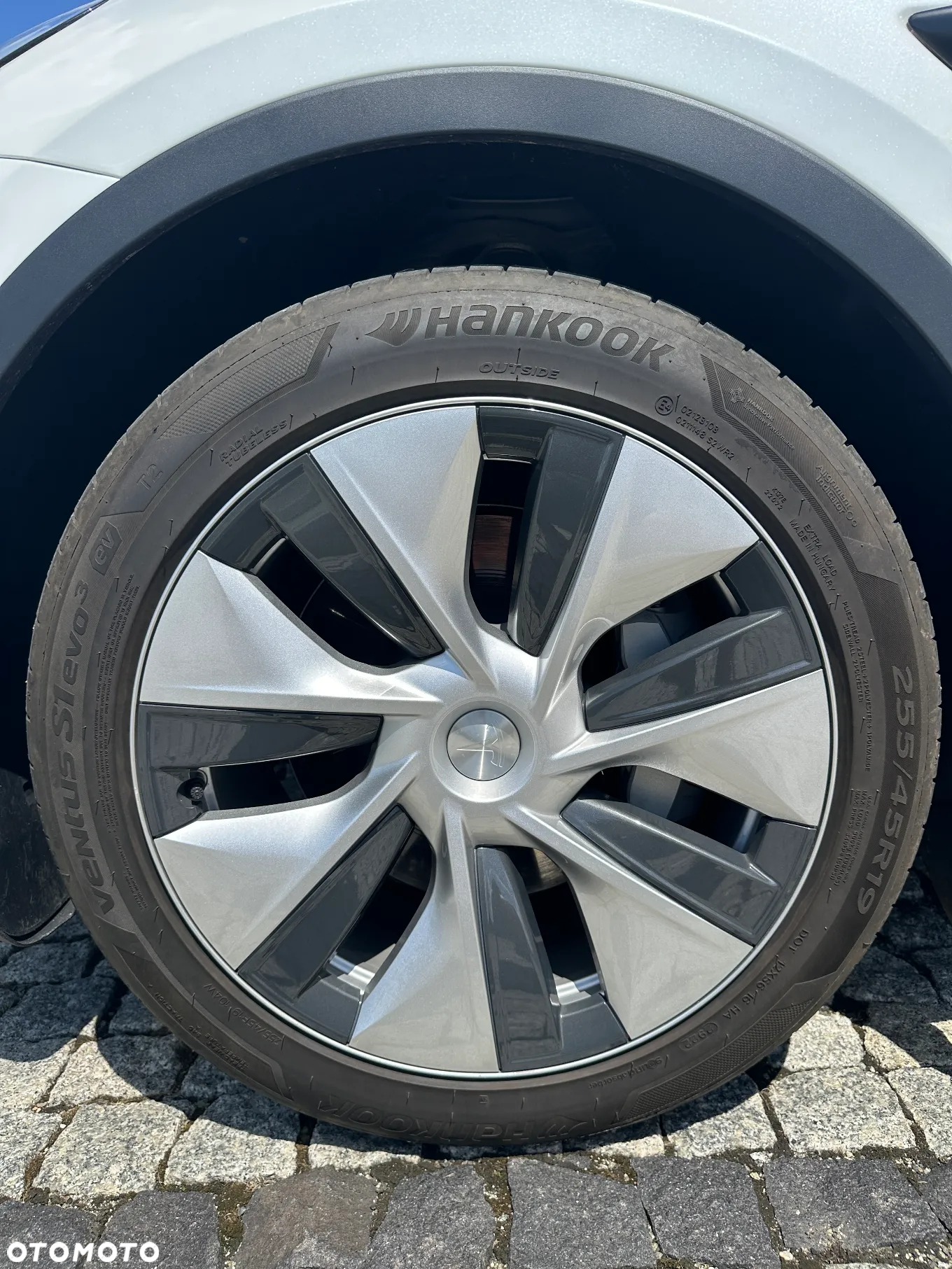 Tesla Y Long Range AWD - 18