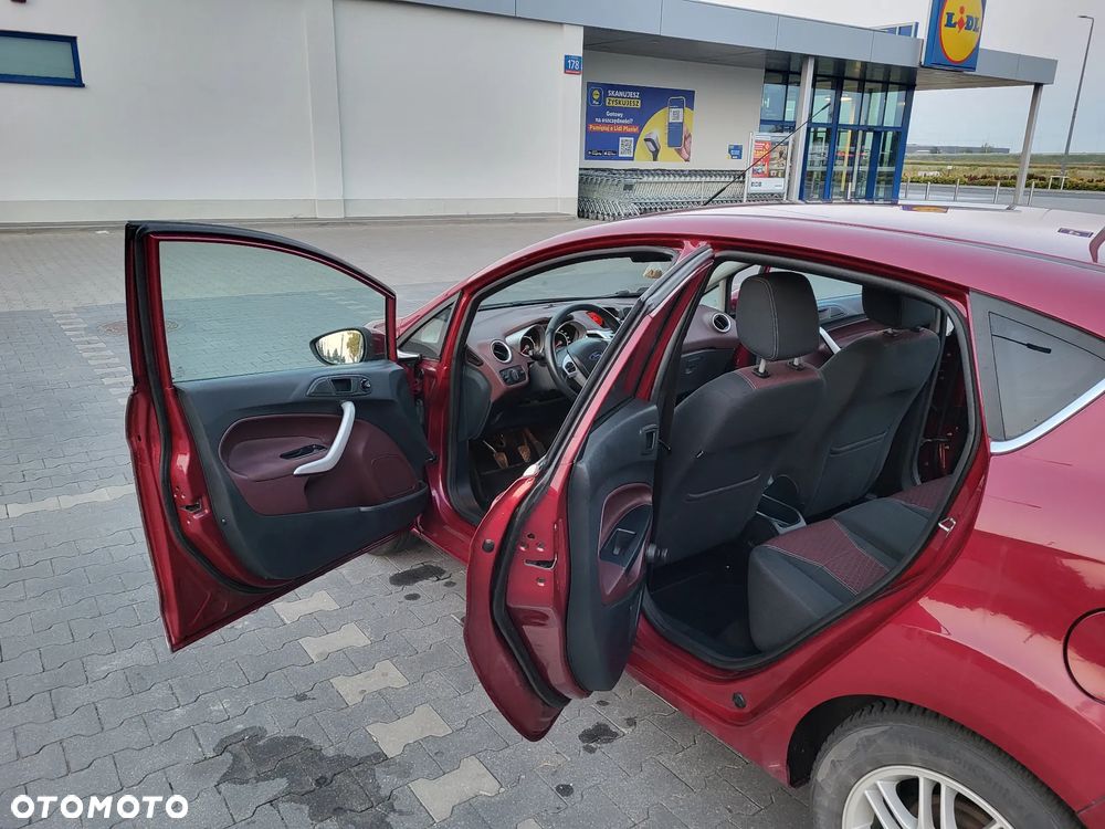 Ford Fiesta 1.6 TDCi DPF Ghia - 14
