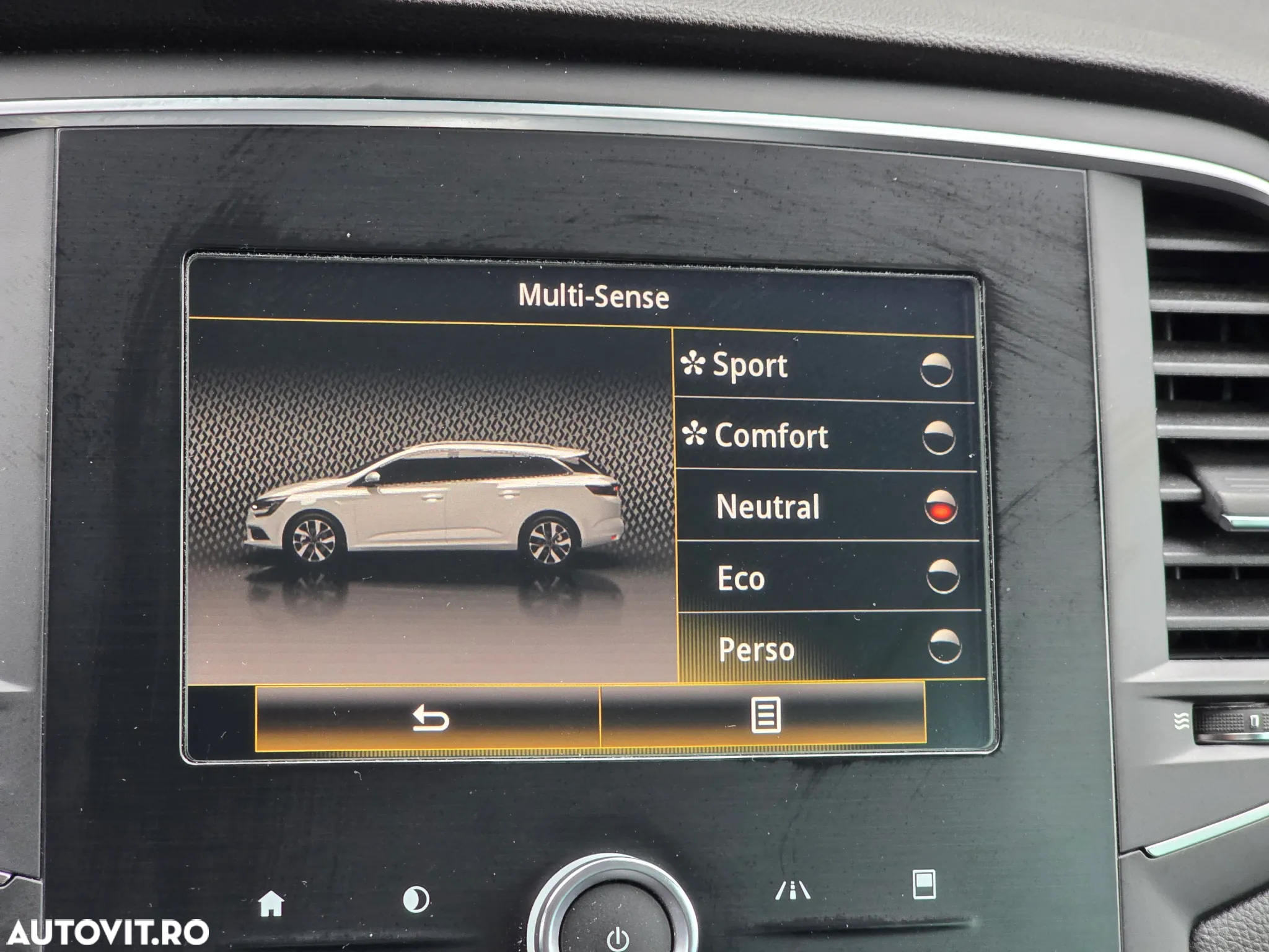 Renault Megane Grandtour dCi 110 FAP EDC BOSE Edition - 18