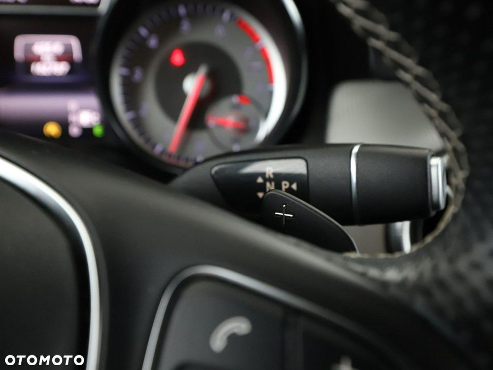 Mercedes-Benz CLA 200 7G-DCT Urban - 33