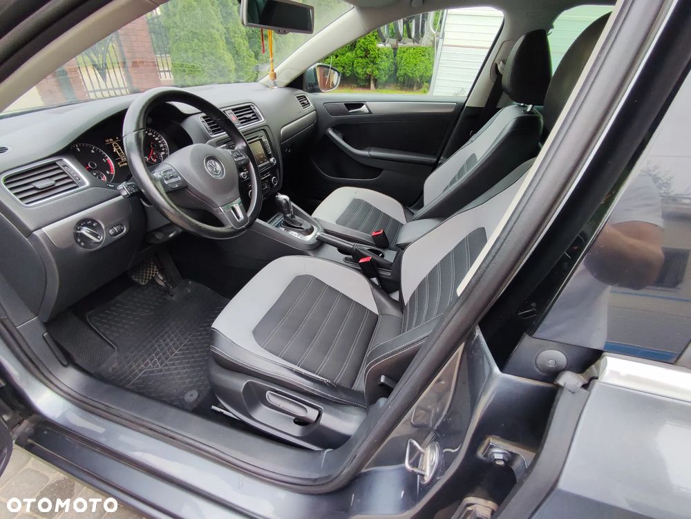 Volkswagen Jetta 2.0 TDI Highline DSG - 19