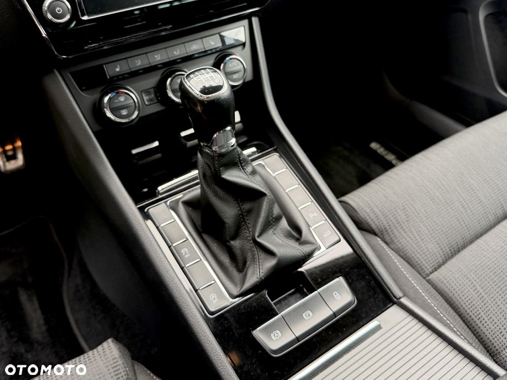 Skoda Superb 2.0 TDI Ambition - 32