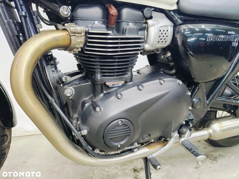 Triumph Bonneville - 22