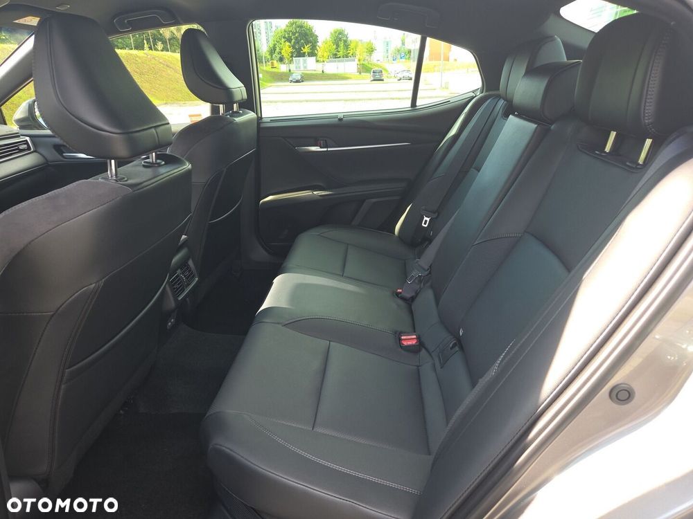 Toyota Camry - 17
