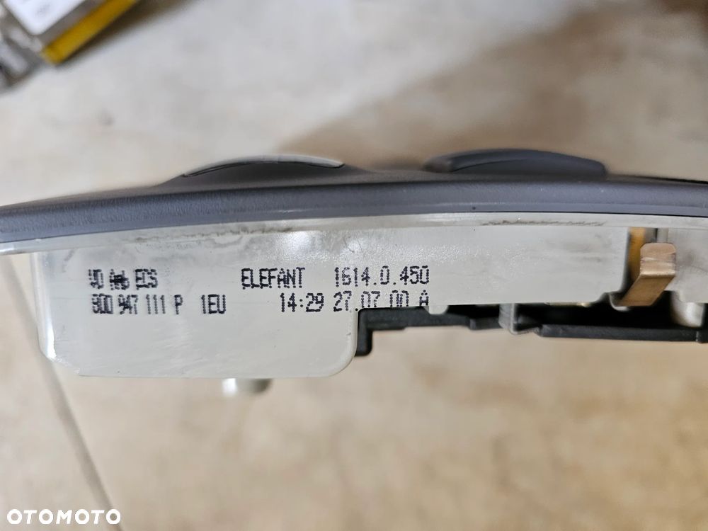 LAMPKA PODSUFITKI LED AUDI A4 B5 FL 8D0947111P - 6