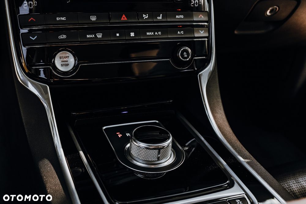 Jaguar XE 20d R-Sport - 21