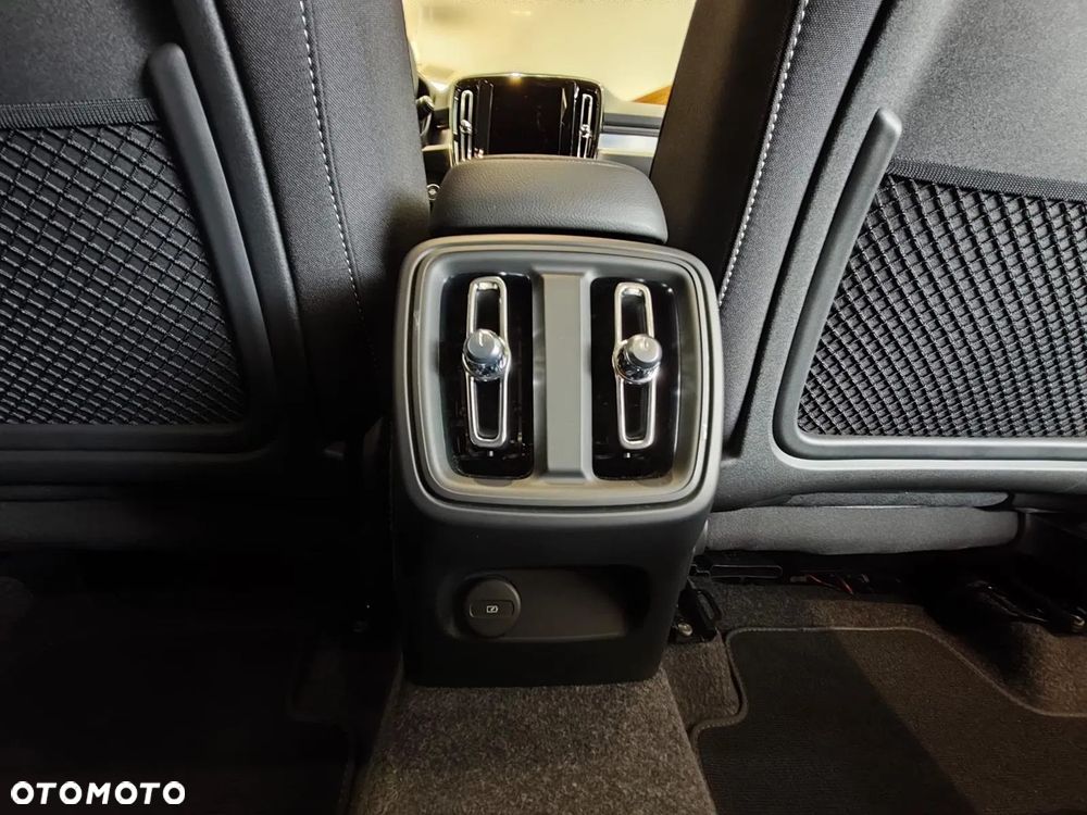 Volvo XC 40 B4 AWD Ultimate Dark - 27