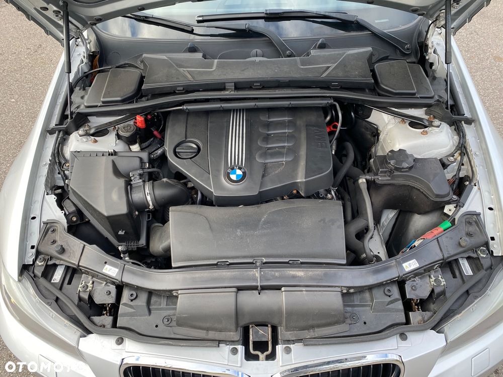 BMW Seria 3 320d DPF Touring - 21