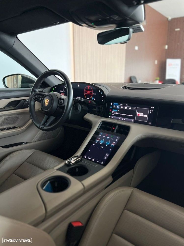 Porsche Taycan Cross Turismo 4 - 31