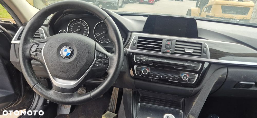 BMW Seria 3 318d xDrive Luxury Line - 23