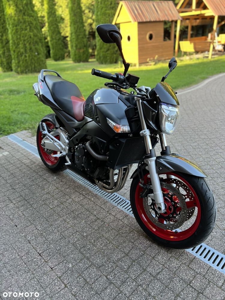 Suzuki GSR - 6