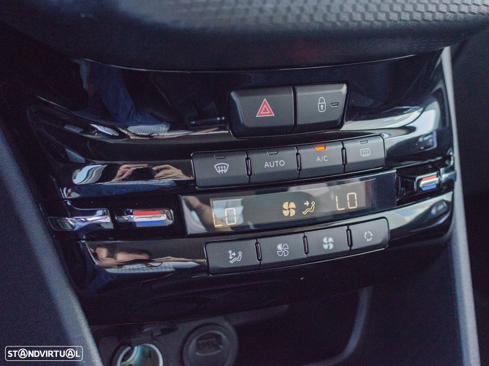 Peugeot 2008 1.2 PureTech Allure EAT6 - 24
