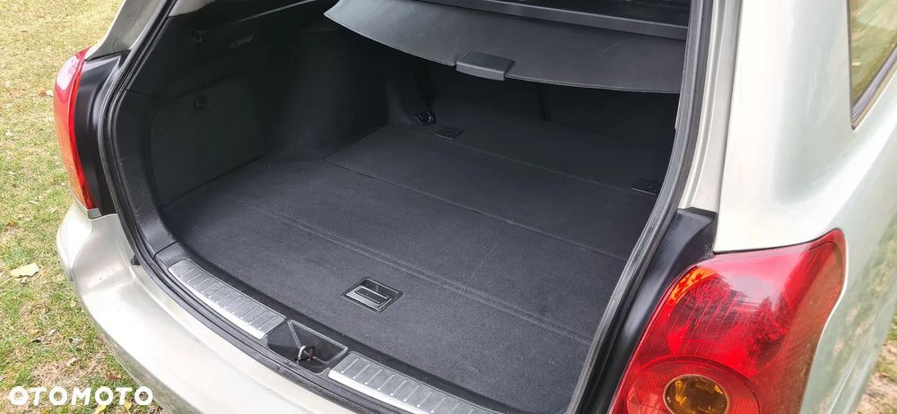 Toyota Avensis 1.8 VVT-i Executive - 22