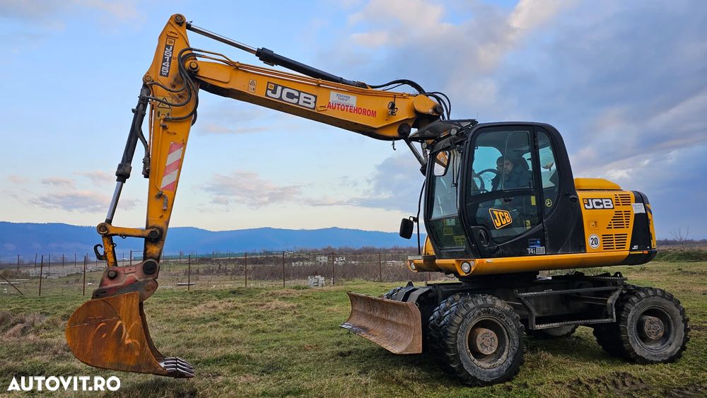 JCB JS 145 W Excavator pe roti - 2