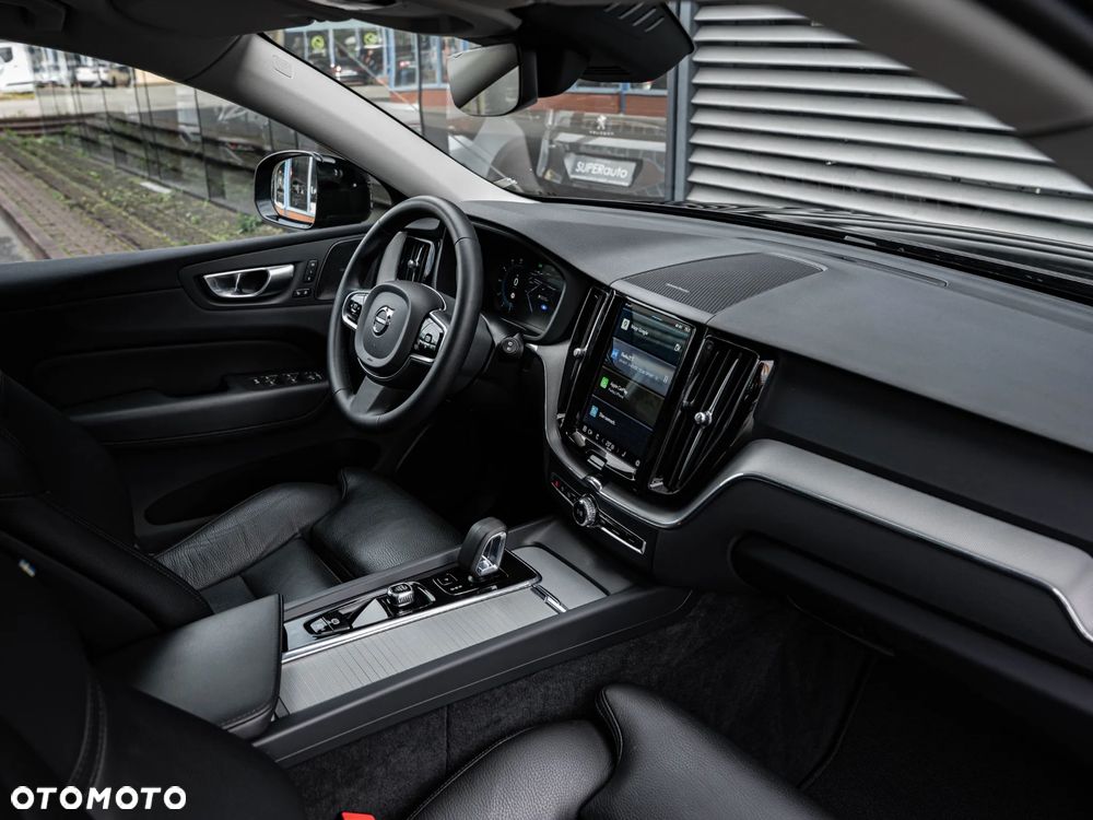 Volvo XC 60 B4 B Plus Dark - 24