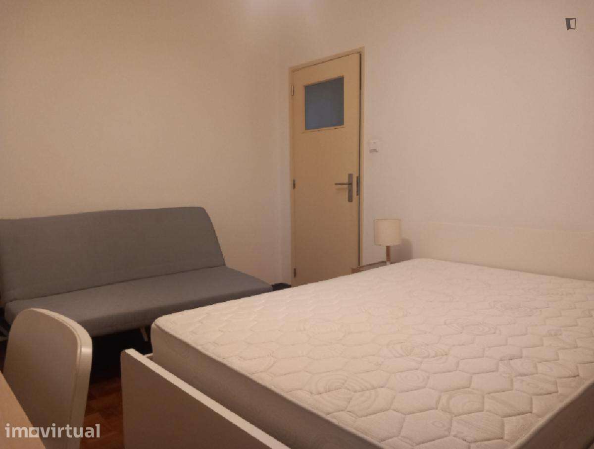 Quarto - localizado em Baixa Coimbra - Grande imagem: 3/12