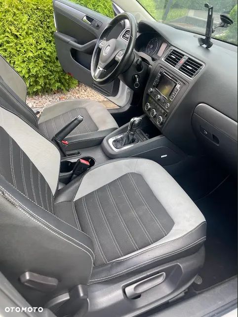 Volkswagen Jetta 2.0 TDI Highline DSG - 6