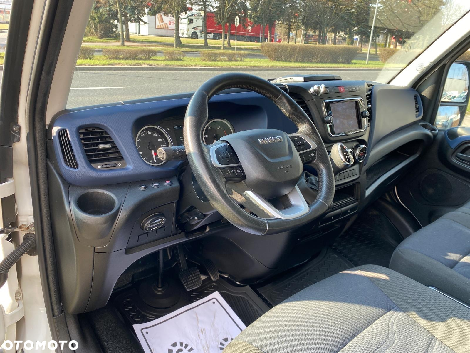 Iveco DAILY 35-160 HI-MATIC KONTENER WINDA WYSOKOŚĆ KONTENERA 2,5 M - 28