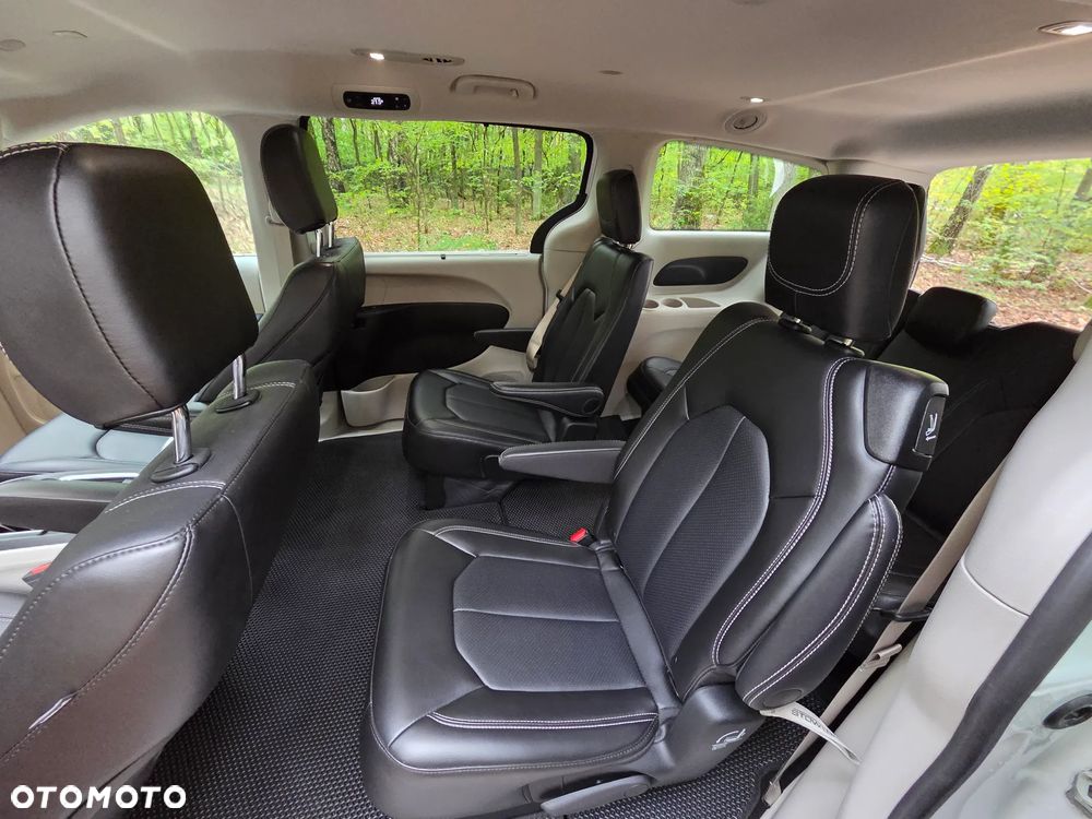 Chrysler Pacifica - 12