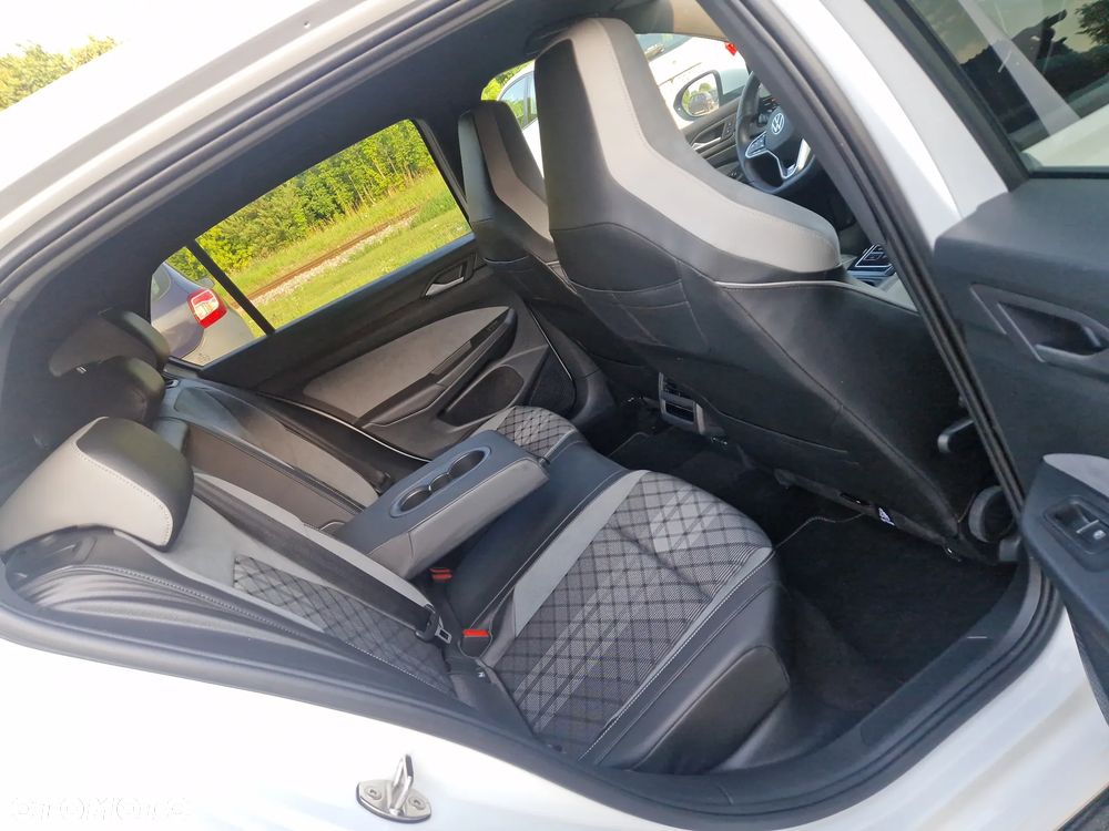 Volkswagen Golf 1.5 eTSI OPF DSG R-Line - 13