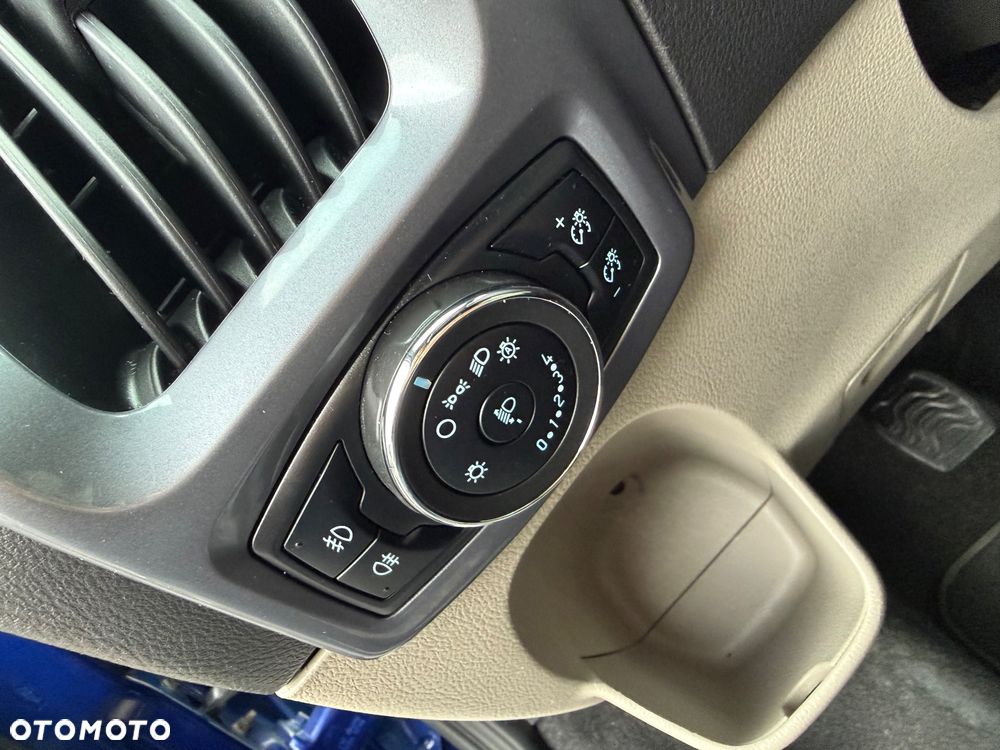 Ford Tourneo Custom - 33