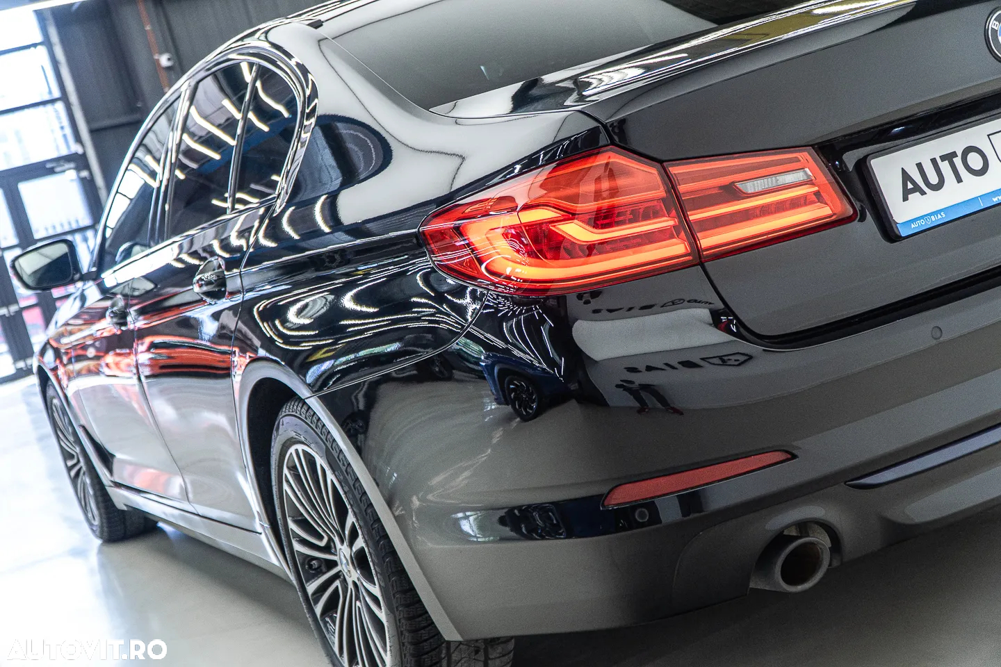BMW Seria 5 520i Aut. Sport Line - 32