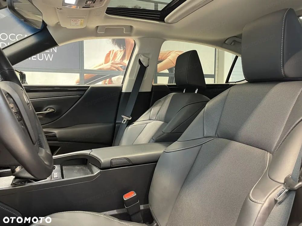 Lexus ES 300h F Sport Design - 9