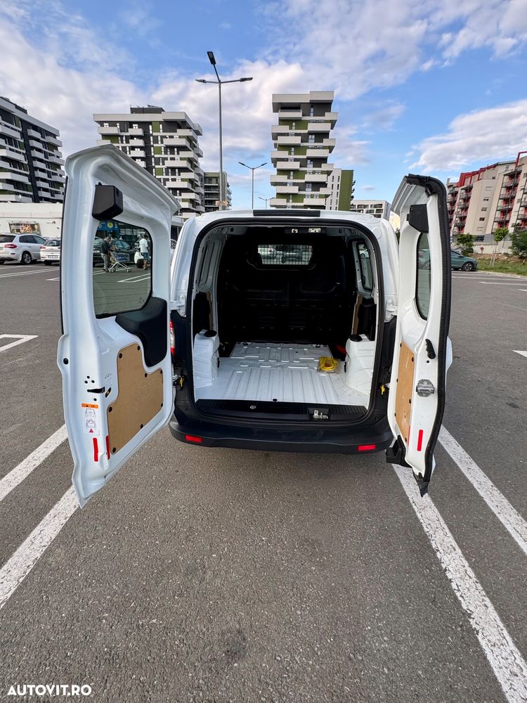Ford Transit Courier - 13