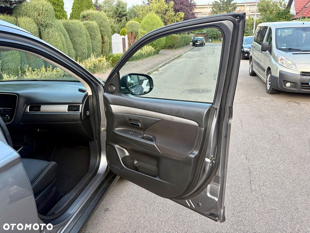 Mitsubishi Outlander 2.0 Invite + 2WD - 16