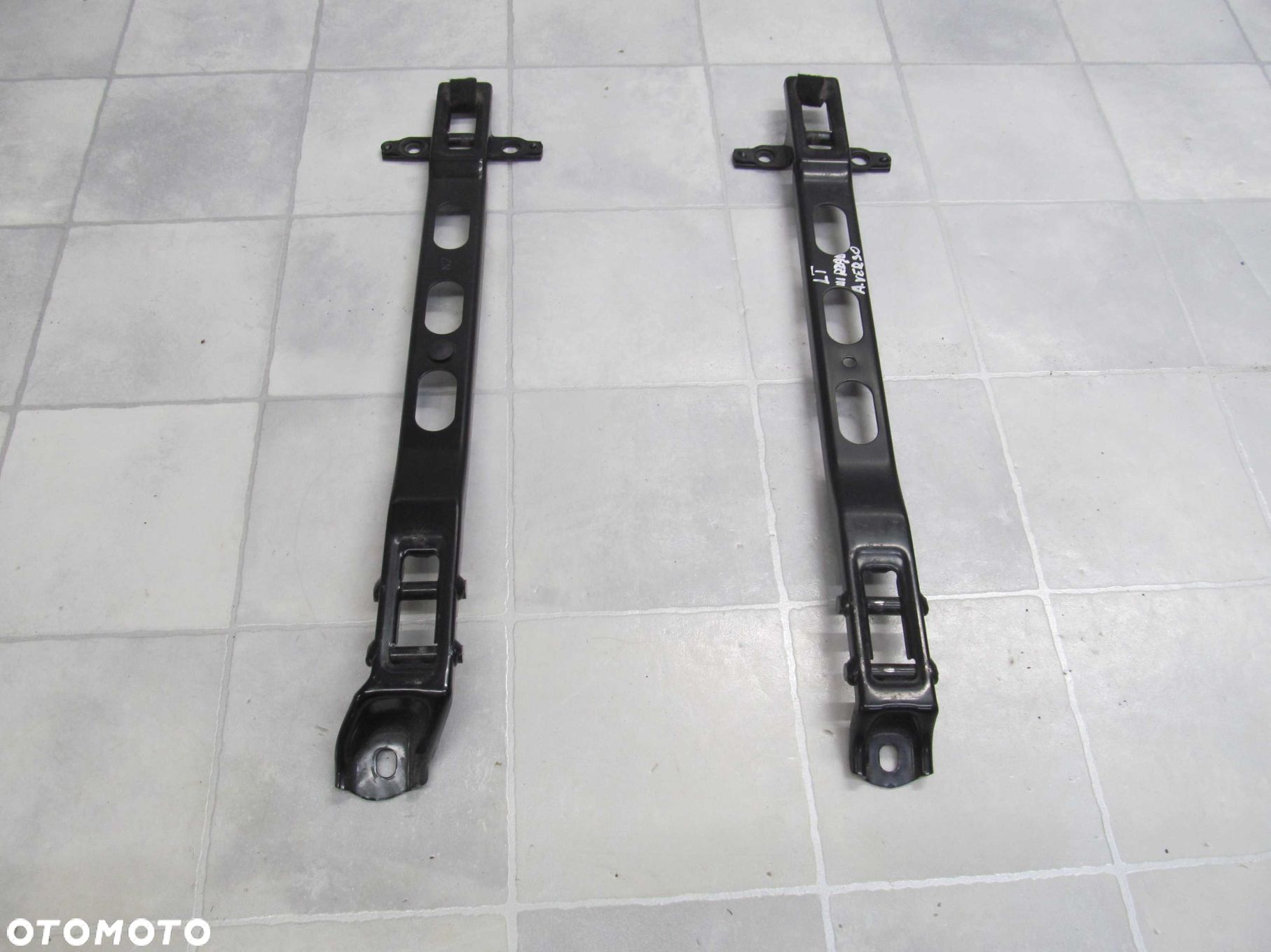 TOYOTA AVENSIS VERSO MOCOWANIE FOTELA TYL III RZAD LEWY 01-07 - 1