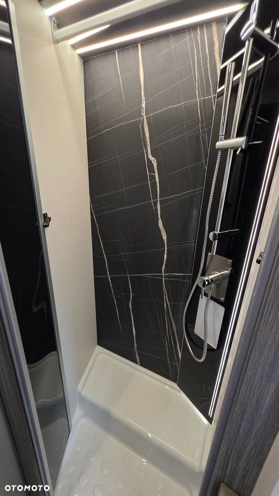 McLOUIS NEVIS 879 - INTEGRA - KAMPER - 23