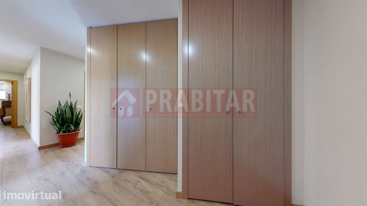 APARTAMENTO T3 SEMI-NOVO COM GARAGEM PARA 2 CARROS E VARANDAS, JUNTO A - Grande imagem: 2/43