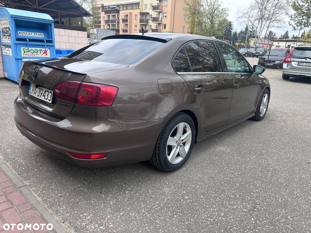 Volkswagen Jetta 2.0 TDI Highline - 5