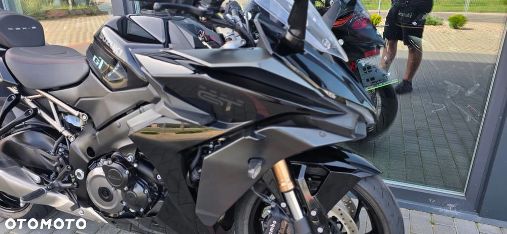 Suzuki GSX - 23