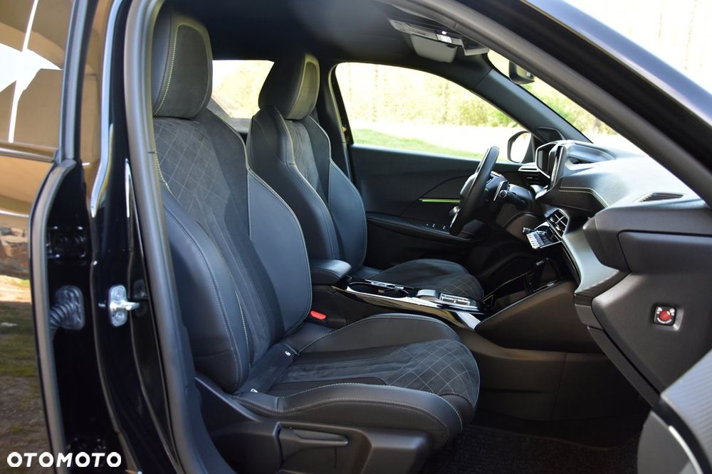 Peugeot 2008 PureTech 130 EAT8 GT - 24
