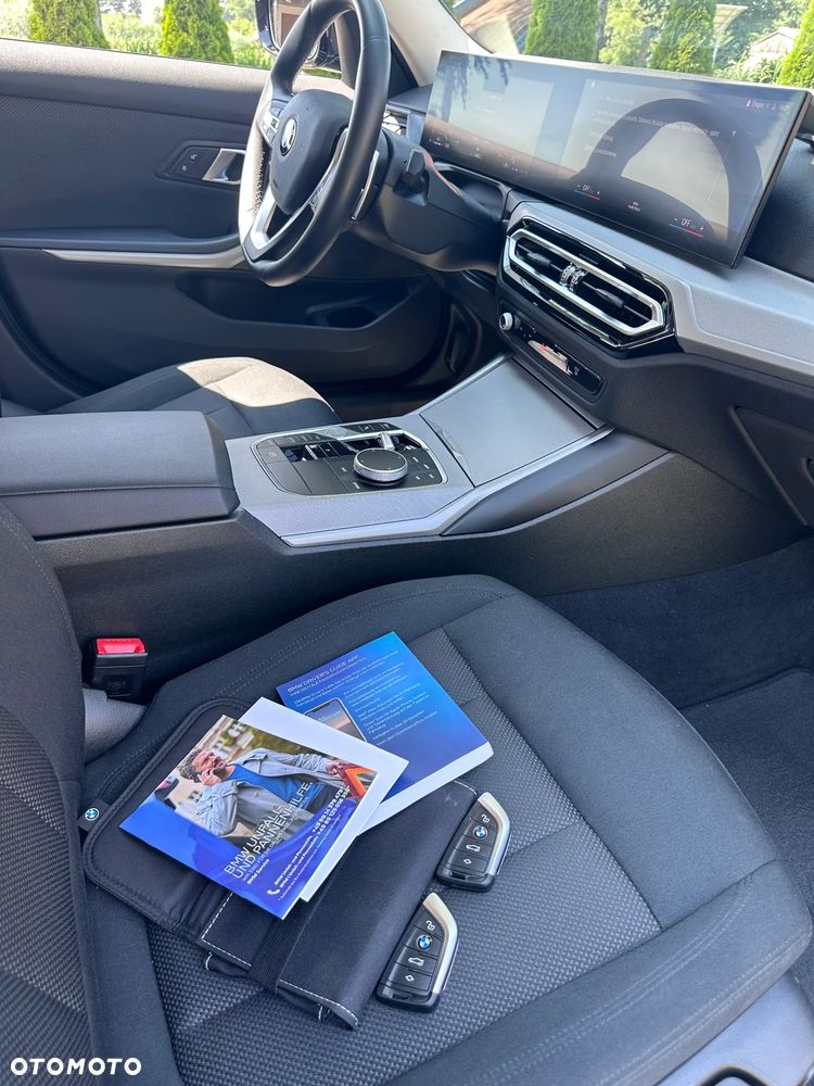 BMW Seria 3 320d xDrive mHEV - 12