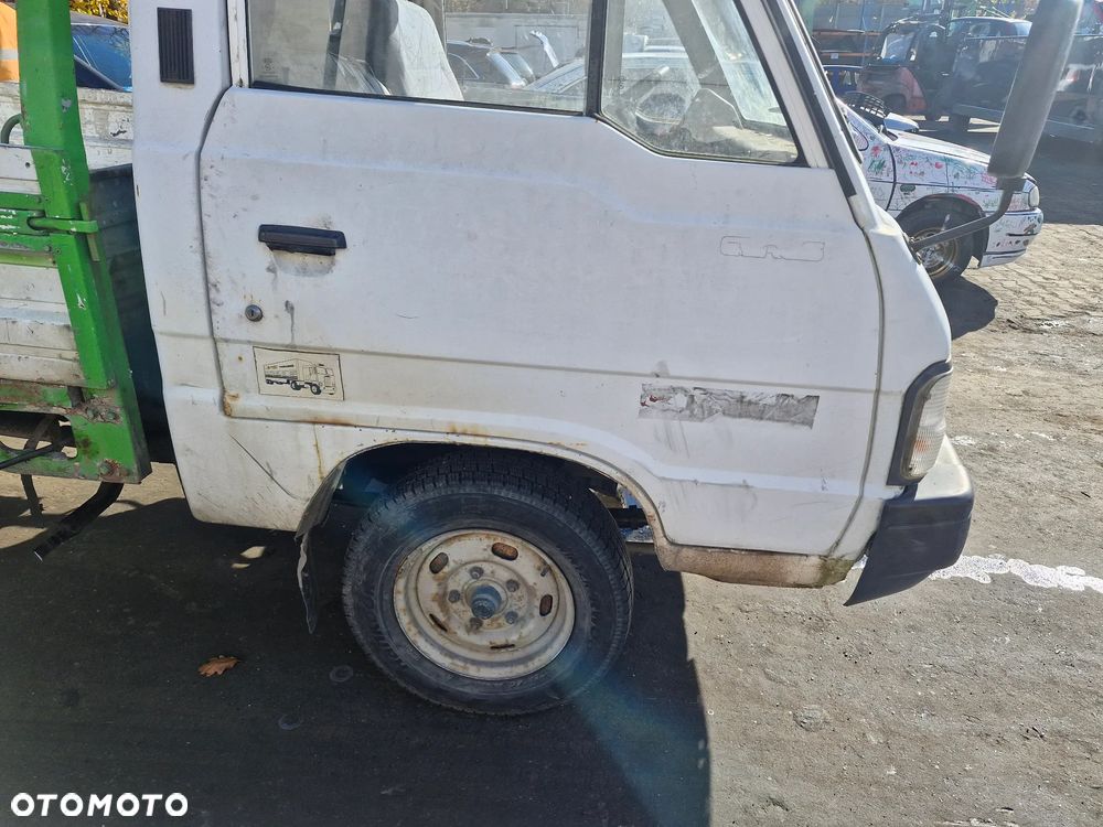 Kia CERES : Kia CERE pojazd na części: maska, zderzak, drzwi, szyby, lusterka, chłodnica.... - 6