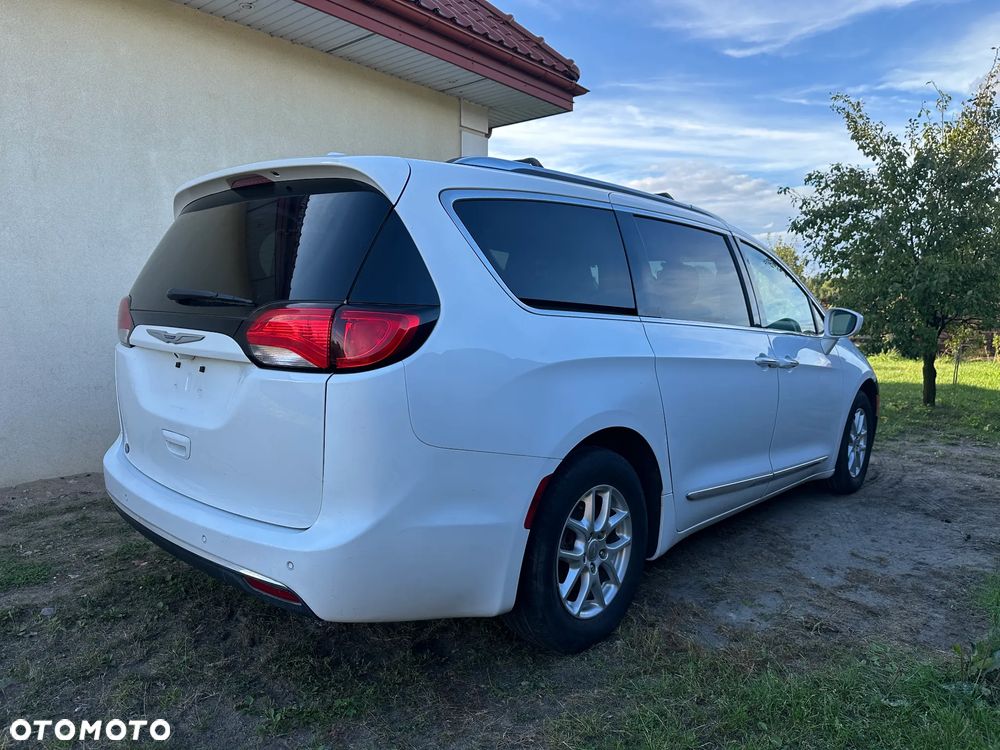 Chrysler Pacifica - 8