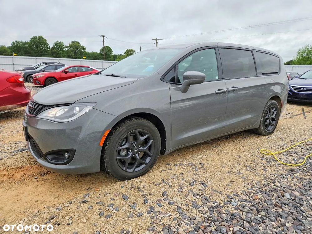 Chrysler Pacifica - 1