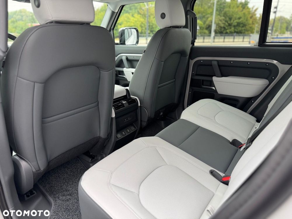 Land Rover Defender - 31
