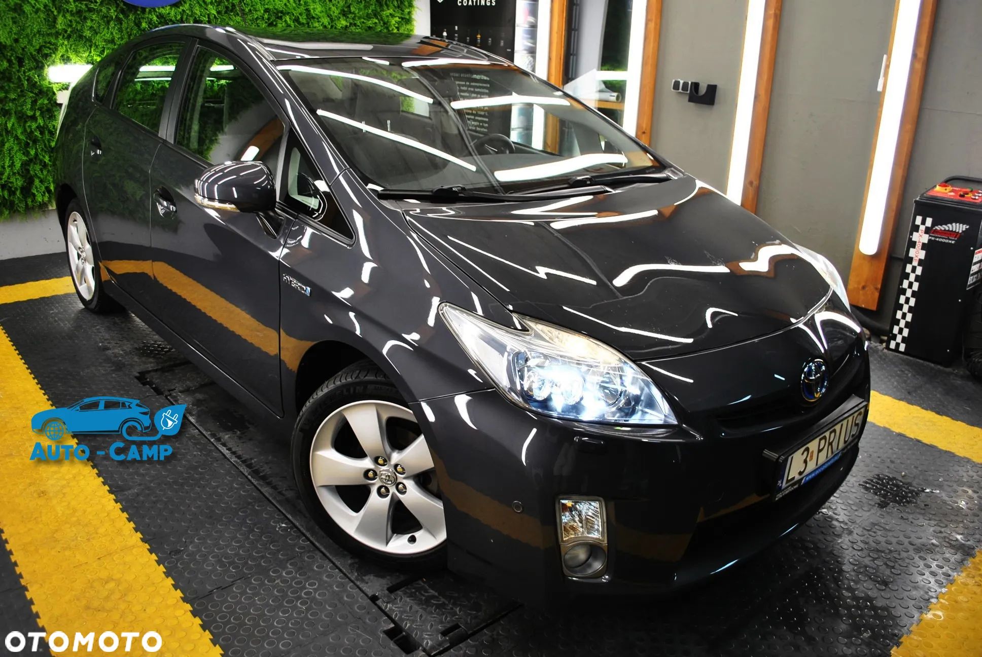 Toyota Prius 1.8 HSD Premium - 1