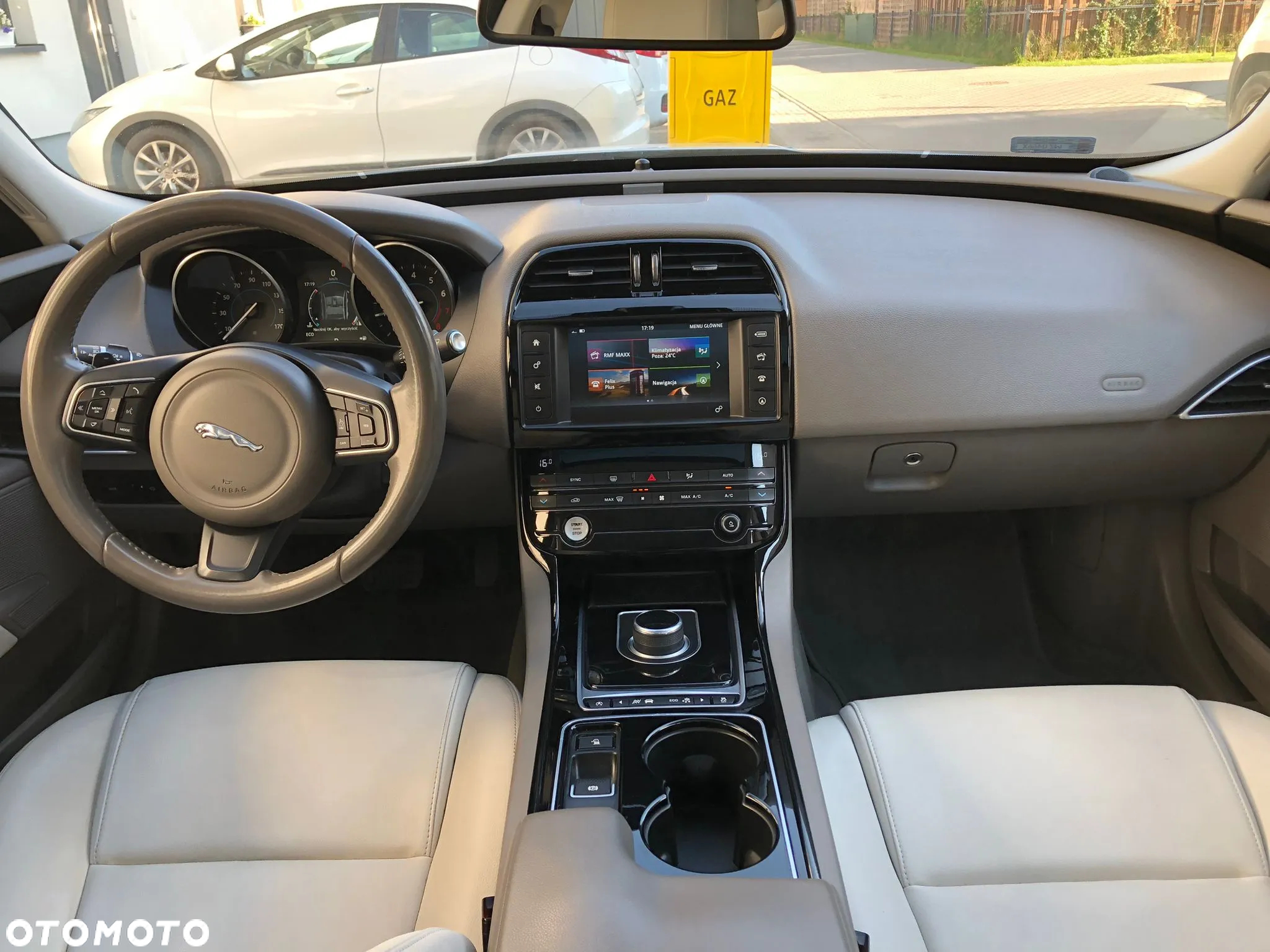 Jaguar XE - 6