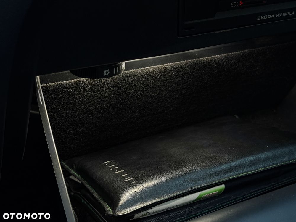 Skoda Octavia 2.0 TDI DSG RS - 25