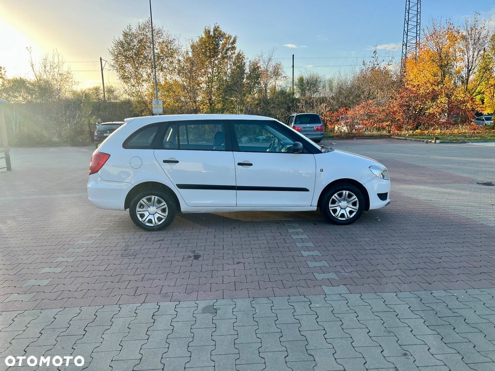 Skoda Fabia 2011 photo 4