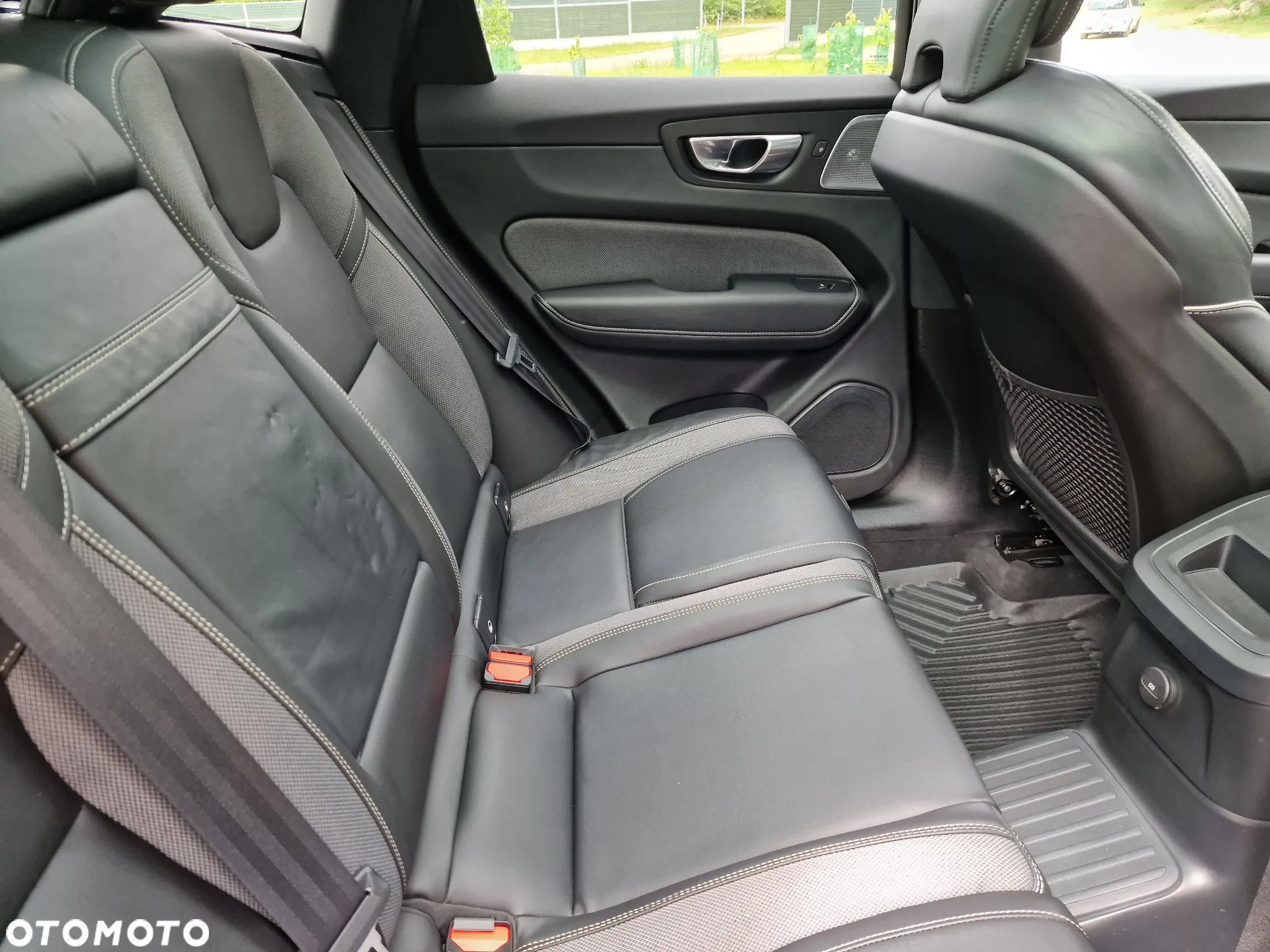 Volvo XC 60 T8 Plug-In Hybrid AWD R-Design - 28