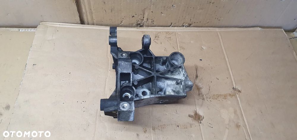 Łapa mocowanie pompy wspomagania Audi A6 C6 2.7 TDI 059145169AA - 1