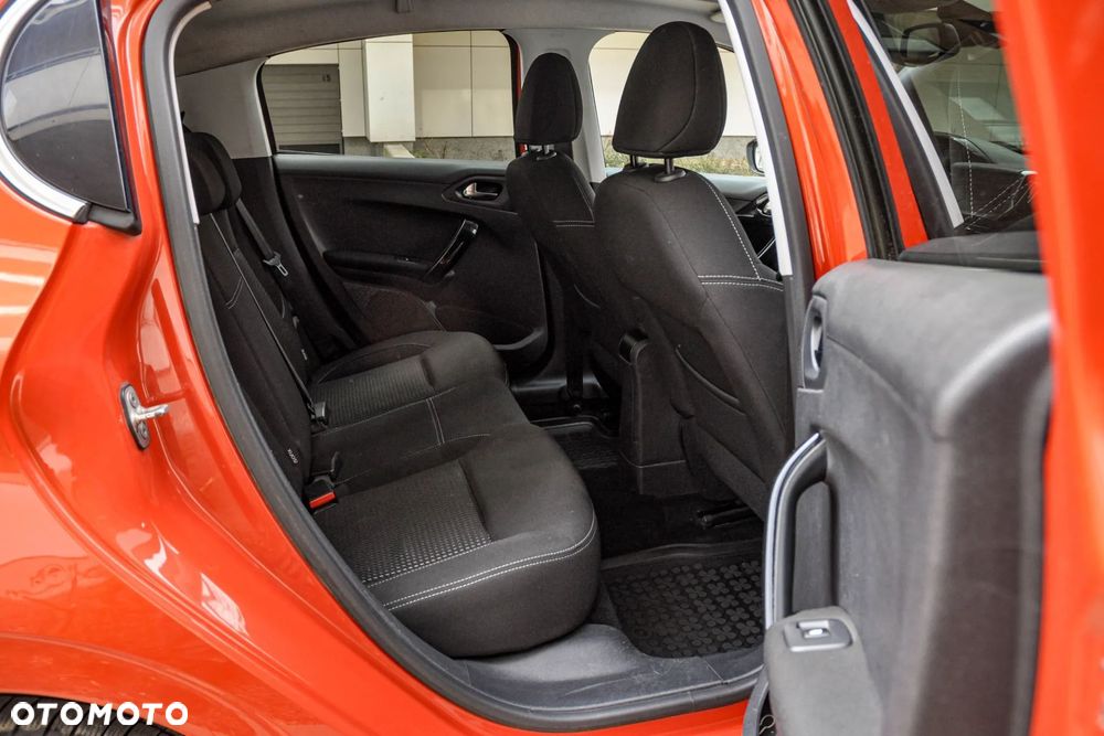 Peugeot 208 - 12