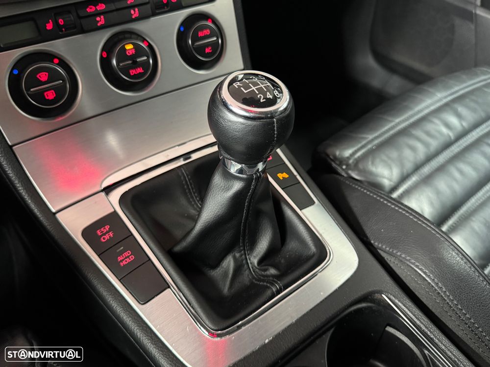 VW Passat Variant 2.0 TDI Highline - 32